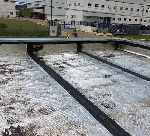 Aplicação de manta asfáltica em galpões industriais